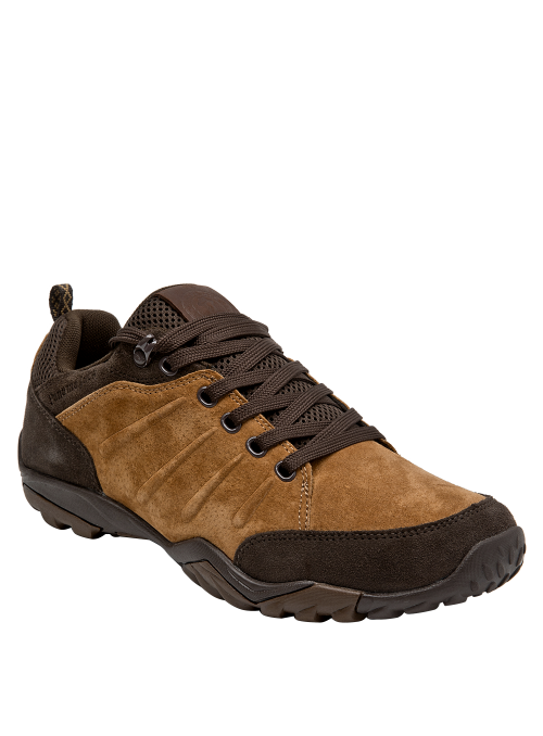 Zapatilla de cuero café para hombre, con contraste de tonos oscuros, adecuada para un estilo desenfadado.