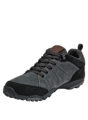 calzado outdoor gris oscuro con cordones oscuros y ojales metálicos
