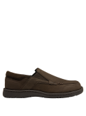 Zapato casual de cuero café oscuro para hombre, textura mate, diseño slip-on con punta redondeada.