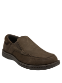 Calzado mocasín café oscuro de cuero, costuras decorativas, sin cordones, cómodo y elegante.