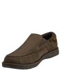 Mocasín slip-on de cuero café oscuro, estilo casual, textura suave y mate, sin cordones.