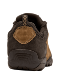 Zapatilla de cuero café para hombre, estilo outdoor, con detalles en costuras y ojales metálicos.