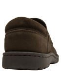 Zapato mocasín de cuero café oscuro para hombre, diseño casual con costuras visibles y punta redondeada.