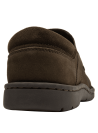 Zapato mocasín de cuero café oscuro para hombre, diseño casual con costuras visibles y punta redondeada.