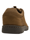 Zapato de cuero café para hombre, estilo casual, ojales metálicos y costuras visibles.