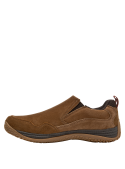 Textura suave y aterciopelada del zapato de cuero café, diseño versátil.