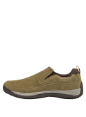 Textura suave del cuero taupe en zapato slip-on para hombre, versátil y sofisticado.