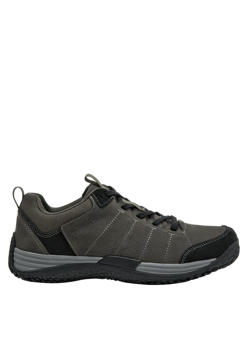Zapato de cuero gris para hombre con detalles textiles y diseño urbano.