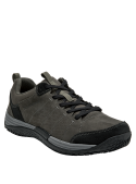 Zapato de cuero gris para hombre con detalles textiles y diseño urbano.