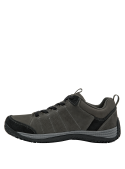 Calzado casual masculino en cuero gris con acabado mate y costuras decorativas.