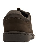 Zapato de cuero café oscuro para hombre, estilo casual, con cordones a tono y costuras decorativas.