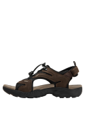 Sandalia masculina en cuero café oscuro, ideal para actividades al aire libre, con malla negra transpirable.