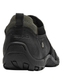 zapatilla cerrada de cuero negro, ideal para un look casual-chic, combina comodidad y estilo