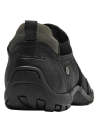 zapatilla cerrada de cuero negro, ideal para un look casual-chic, combina comodidad y estilo