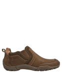 detalle de la textura suave del cuero camel en zapatilla casual femenina con diseño funcional.