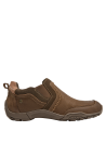detalle de la textura suave del cuero camel en zapatilla casual femenina con diseño funcional.