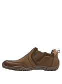 zapatilla de cuero camel con costuras decorativas en zigzag, perfecta para un look relajado.