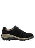 zapatilla negra de cuero con textura lisa y detalles metálicos, estilo sofisticado y casual