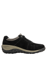 zapatilla negra de cuero con textura lisa y detalles metálicos, estilo sofisticado y casual