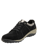 silueta de zapatilla casual negra en cuero liso con suela beige de buen agarre