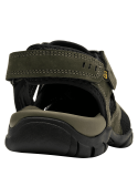 Sandalia verde de cuero para hombre con diseño outdoor y detalles de malla negra para ventilación.