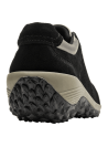 zapatilla negra de cuero para mujer con diseño robusto y deportivo, detalles metálicos modernos