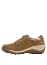 detalle metálico dorado en la lengüeta y talón de zapatilla de cuero camel para mujer