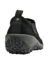 Zapatilla slip-on negra de cuero gamuzado, suela robusta para caminatas largas y uso diario.