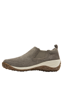 Elegante zapatilla de gamuza taupe para mujer, ideal para combinar con jeans o vestidos casuales.