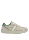 moderna zapatilla de cuero beige con acentos blancos y diseño urbano sofisticado