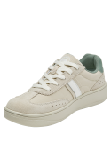 calzado de cuero beige con detalle verde en el talón y cordones blancos