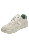calzado de cuero beige con detalle verde en el talón y cordones blancos