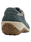 Zapatilla azul verdosa de cuero gamuza para mujer, con perforaciones laterales para ventilación y estilo moderno.