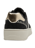 zapatilla de cuero negro para mujer con detalles blancos y diseño moderno urbano