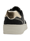 zapatilla de cuero negro para mujer con detalles blancos y diseño moderno urbano