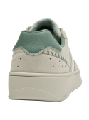 zapatilla urbana de cuero beige con costuras visibles y banda lateral blanca