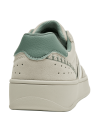 zapatilla urbana de cuero beige con costuras visibles y banda lateral blanca