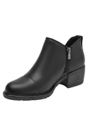 "Botín de cuero negro para mujer con escote en ""V"" y puntadas visibles, estilo casual y minimalista. "