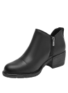 "Botín de cuero negro para mujer con escote en ""V"" y puntadas visibles, estilo casual y minimalista. "