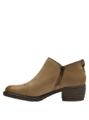 Botín de cuero camel con inserciones de tejido lateral, diseño moderno y versátil.