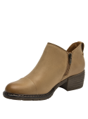 Botín camel de mujer en cuero beige, estilo casual con costuras visibles y detalles artesanales.