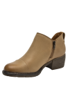 Botín camel de mujer en cuero beige, estilo casual con costuras visibles y detalles artesanales.