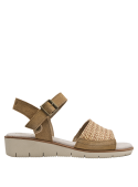 Sandalia de cuero camel para mujer, diseño relajado con detalles artesanales, ideal para paseos al aire libre.
