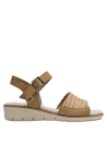 Sandalia de cuero camel para mujer, diseño relajado con detalles artesanales, ideal para paseos al aire libre.