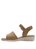 Sandalia de cuero camel para mujer, estilo bohemio con textura trenzada y cierre seguro para comodidad diaria.