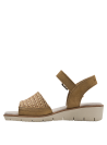Sandalia de cuero camel para mujer, estilo bohemio con textura trenzada y cierre seguro para comodidad diaria.