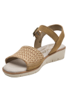 Sandalia casual de cuero beige claro para mujer, diseño moderno ideal para clima cálido y combinaciones versátiles.