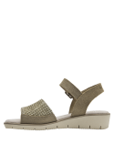 Sandalia verde de cuero para mujer, detalle de textura trenzada en la parte delantera, estilo casual.