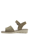 Sandalia verde de cuero para mujer, detalle de textura trenzada en la parte delantera, estilo casual.