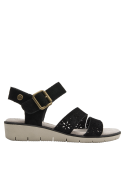 Textura mate suave en sandalia de cuero negro, diseño moderno y versátil para ocasiones informales.